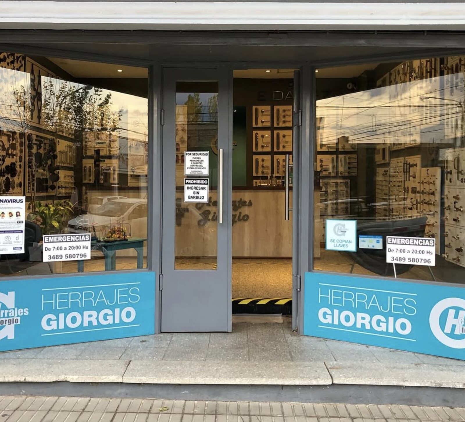 Frente del local de Herrajes Giorgio con vidrieras y cartel celeste